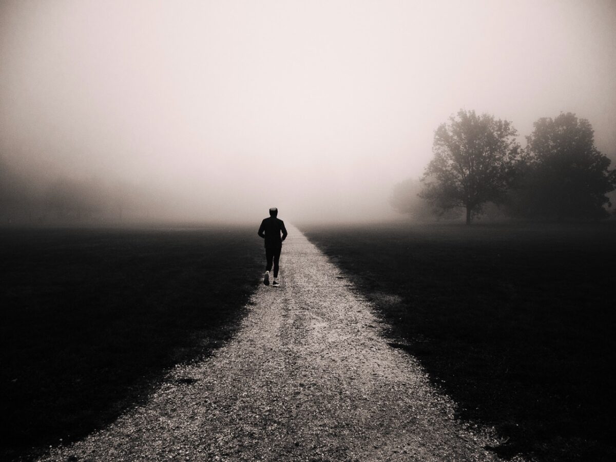 Foto di corridore nella nebbia a Ferrara
